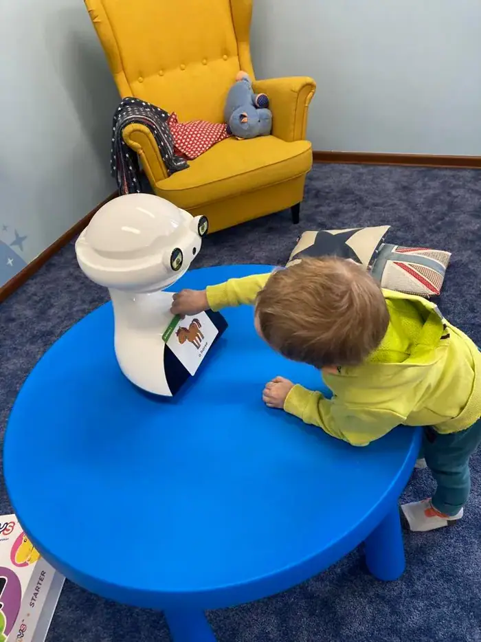 Najmłodszy kursant przy robocie EMYS