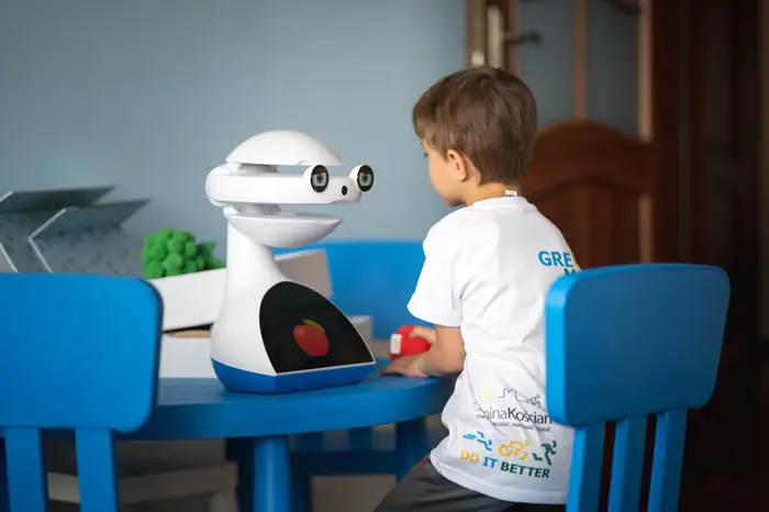 Robot EMYS w sali dla dzieci
