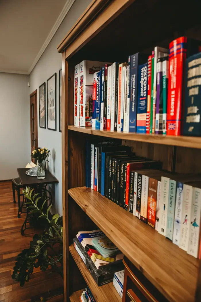 Biblioteczka z podręcznikami