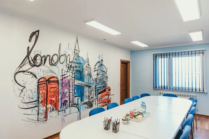 Sala z muralem Londynu