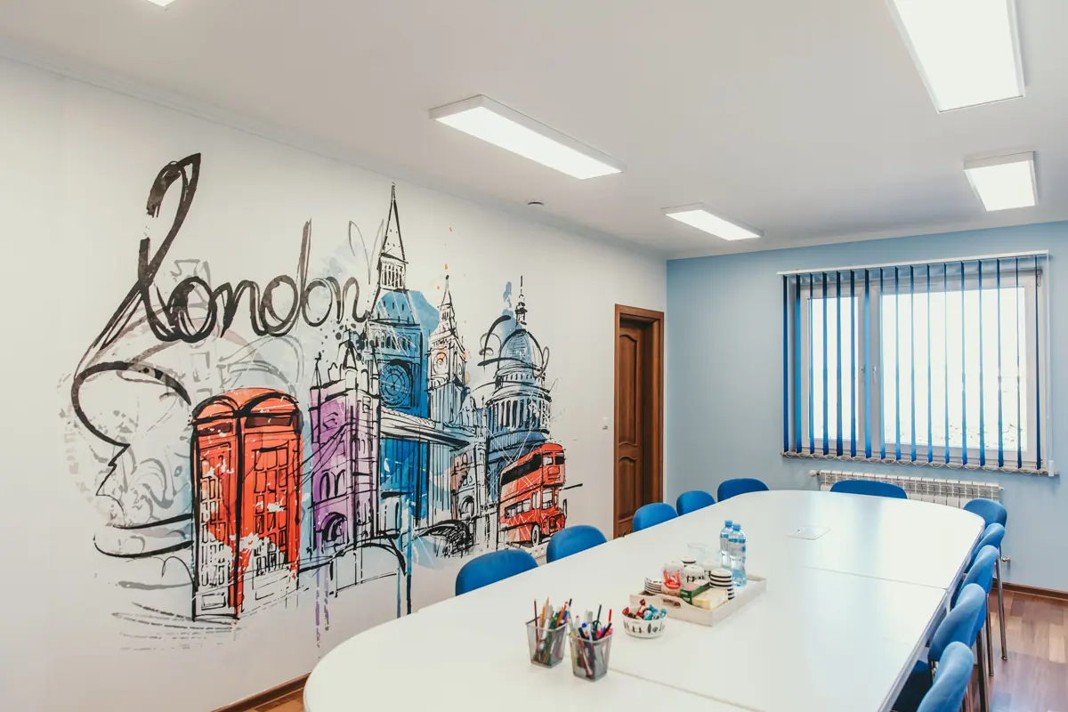 Sala z muralem Londynu w English Studio