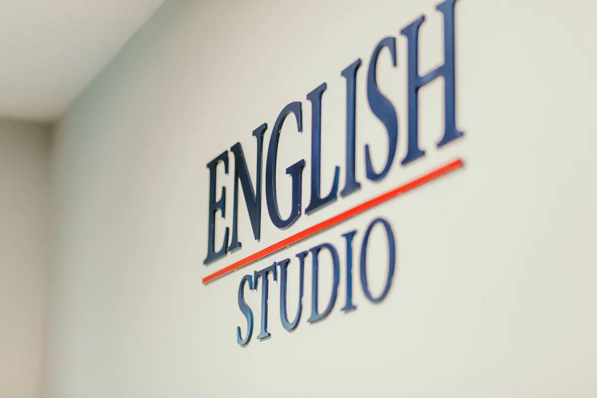 Logo English Studio na ścianie szkoły